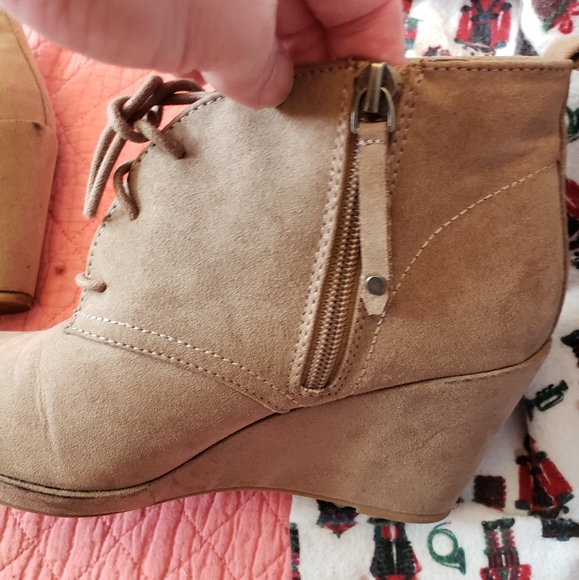 Light tan DV booties - Picture 6 of 7